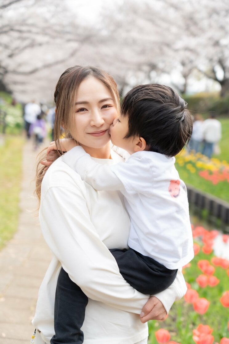 愛川ゆず季と長男（撮影／スズキユウスケ）