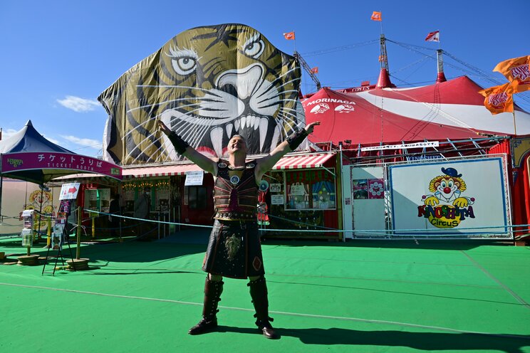 「週に一度はエサ抜き」「機嫌が悪くショーに出られない日も」…調教師が明かすサーカスのライオンたちの舞台裏。「ハッピーなライオンは、ハッピーなショーができる」_14