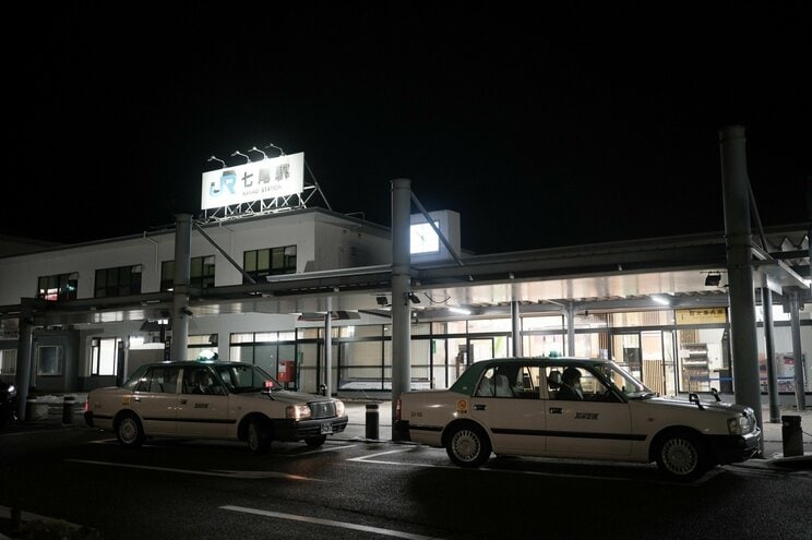 JR七尾線も再開し、駅舎に明かりが灯る七尾駅