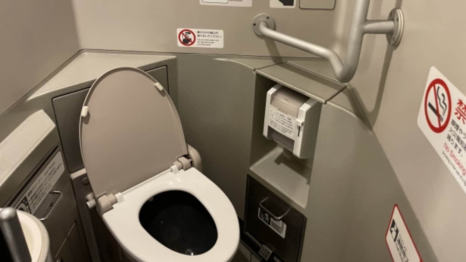 公衆便所　人妻　 新幹線のトイレで“立ってする”男性はマナー違反？ 女性専用トイレの導入が物議「男からしてもマジ迷惑」 | 集英社オンライン | ニュースを本気で噛み砕け