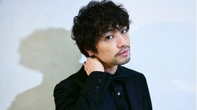 「役者は究極に孤独な生き物」。自身は存在してるのかしてないのか定かではないものでいいという斎藤工が映画『イチケイのカラス』で向き合う時代の光と闇