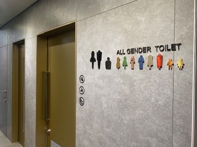 夢洲駅に設置された性別問わず利用できるオールジェンダートイレ