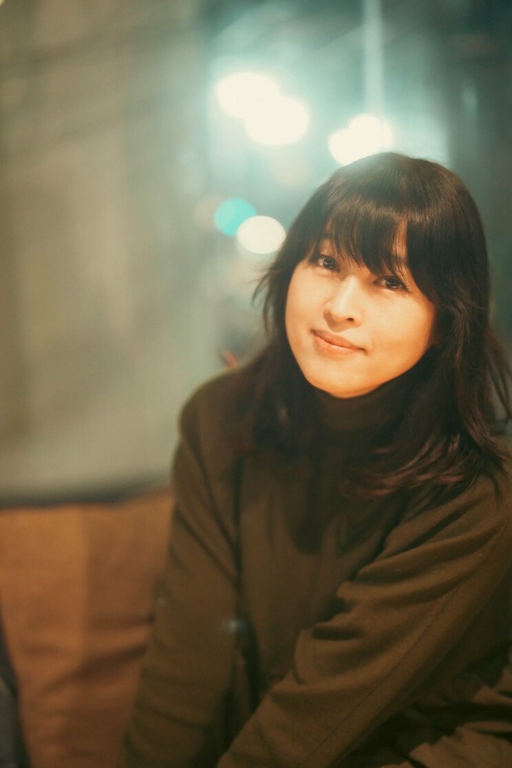 宇徳敬子　作詞・作曲の他、アーティストのバックコーラスを多数務めるシンガーソングライター。B.B.クィーンズにバッキングコーラスとして参加後、Mi-Keを結成し、「想い出の九十九里浜」をヒットさせた。1993年にはシングル「あなたの夢の中 そっと忍び込みたい」でソロデビューを果たした