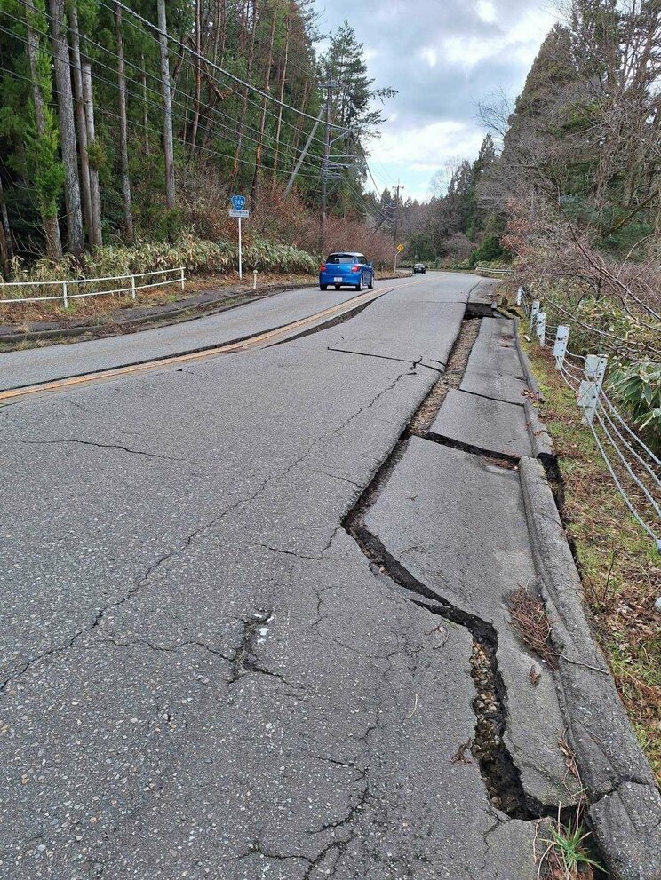 「離れろっ！」余震のなか響く消防隊員の叫び…焼け野原となった町、倒壊した建物、塞がれた道…能登半島地震の爪痕〈迫る“発生から72時間”と決死の救助活動〉_16