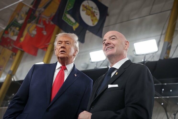 FIFAのジャンニ・インファンティ―ノ会長（右）とトランプ大統領（右）