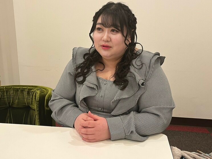 インタビューに応じるえみっくすさん（撮影／集英社オンライン）