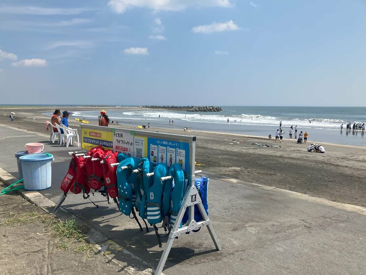 マリンスポーツ財団が全国に設置を推進する「ライフジャケットレンタルステーション（写真提供：マリンスポーツ財団）