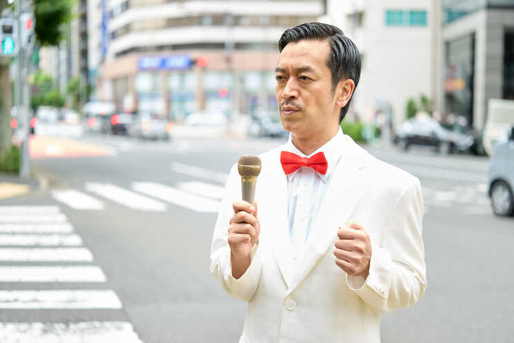 哀愁漂う姿のムーディ勝山さん