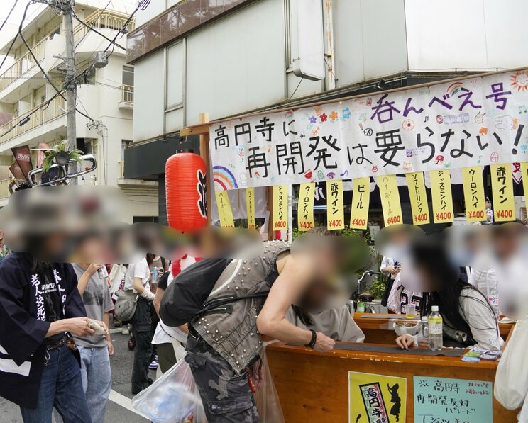 5月11日の高円寺再開発反対パレードに登場した移動式居酒屋「呑んべえ号」（撮影／集英社オンライン）
