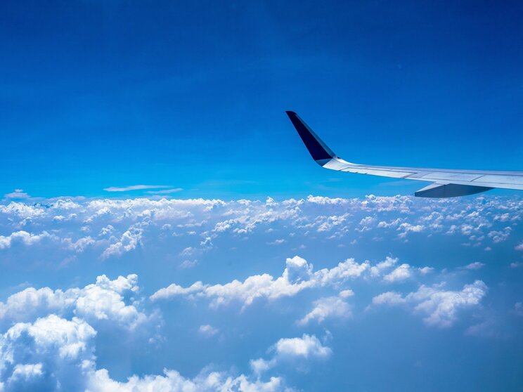 なぜ空は青いのか？　思わず子どもに語りたくなる飛行機の外に広がる美しい空のメカニズム_3