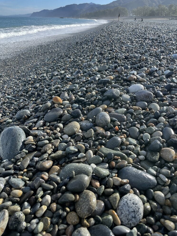 この膨大な石ころ群の中からヒスイを見つけられるのか…。宮崎・境海岸