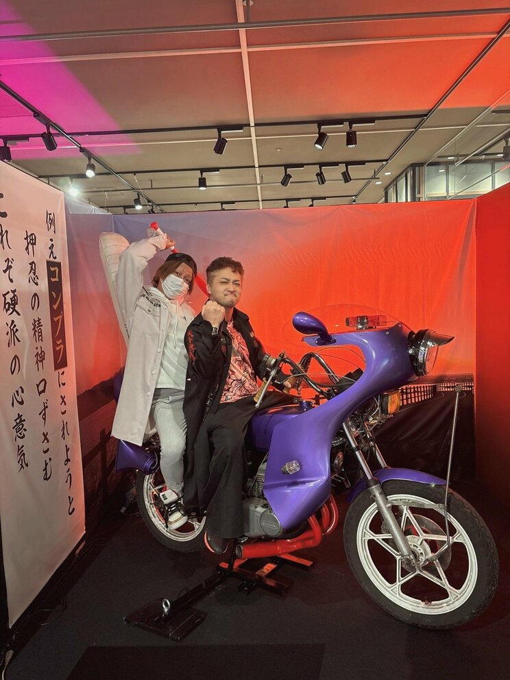 「大ヤンキー展」の展示を楽しむ来場者（撮影／集英社オンライン）