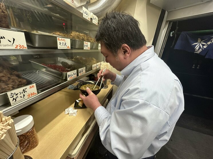 カウンターでそばを食べる男性（撮影／ライター神山、以下同）