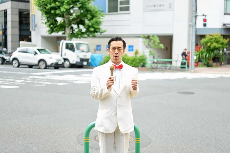 神保町の交差点前で歌うムーディ勝山さん
