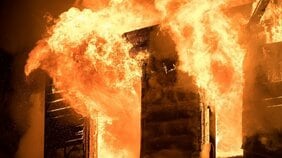 「燃えてる。うちはダメ。もう、もう、焼け落ちた…」2度の火災で北九州・旦過市場の老舗映画館が焼け落ちた日