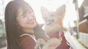 元野球部マネージャーで、最年少当選した平山杏香草加市議に密着! 意外な経歴と赤ジャージ姿で、選挙中に「お前なんか受かるか」「邪魔なんだよ」と暴言を吐かれたことも…