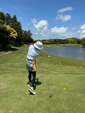 〈女子ゴルフ〉ステルス 2にドライバーを変えたら、球筋の素性がよくなってランが出るようになった!