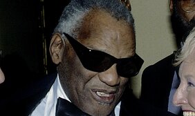 貧困、弟の死、失明…レイ・チャールズの壮絶な人生を支え続けた母親の言葉とは…R&Bの神様を育てた音楽の原風景