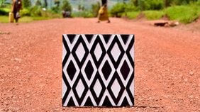 “行きたくない場所”だったアフリカへ…先入観を謝罪しに渡航した女性が、ルワンダで牛糞アートに人生を変えられた理由