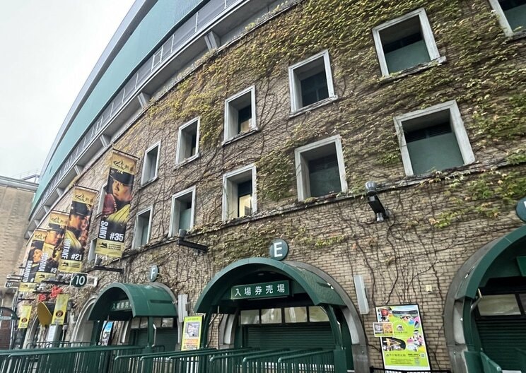〈阪神戦チケの転売ヤー親子逮捕〉売上約4200万円「名門私大を中退、引きこもり…」住職の息子（28）が大量転売…母親は「発送を手伝っていた」_10