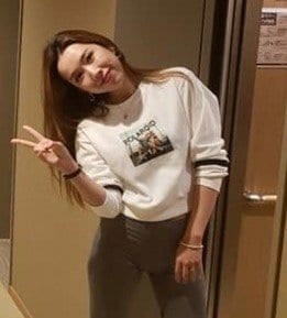 ピース姿の真奈美被告