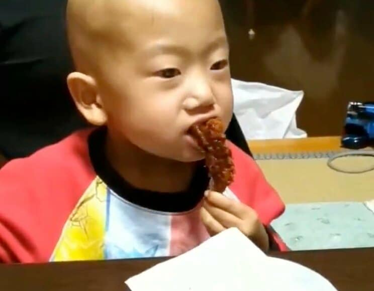 大好きなエビフライを頬張る一馬くん（写真／青木佑太さん提供）