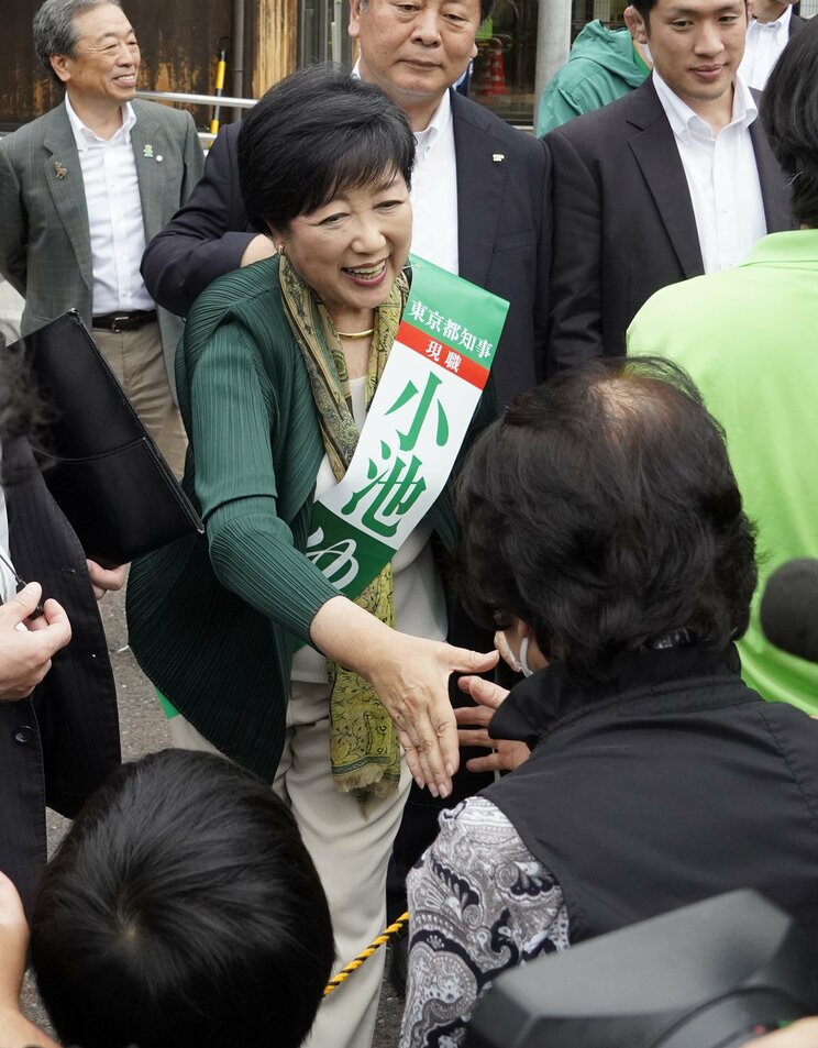 23日、奥多摩駅前で有権者と握手する小池百合子知事（撮影／集英社オンライン）