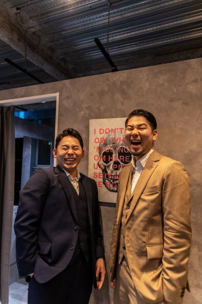 「MEGURO BARBER SHOP 6PPONGI 目黒六」の理容師・旭岡亘哉さん（左）と、代表の目黒侑路さん（右）　（写真／旭岡さん提供）