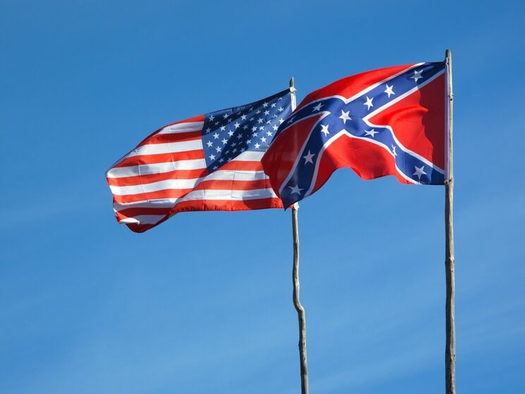 南北戦争時に使用された南部アメリカ連合旗（右）