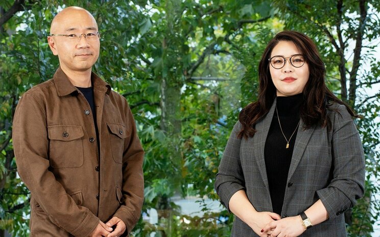 作家・石井光太さん（左）と漫画家・相葉キョウコさん（右）