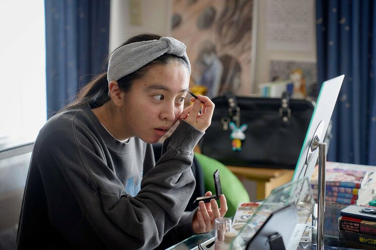 本人も驚いたスッピン姿のメイク（写真／©映画「女神降臨」製作委員会）