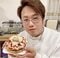 ケーキを持つ永田容疑者(本人SNSより)