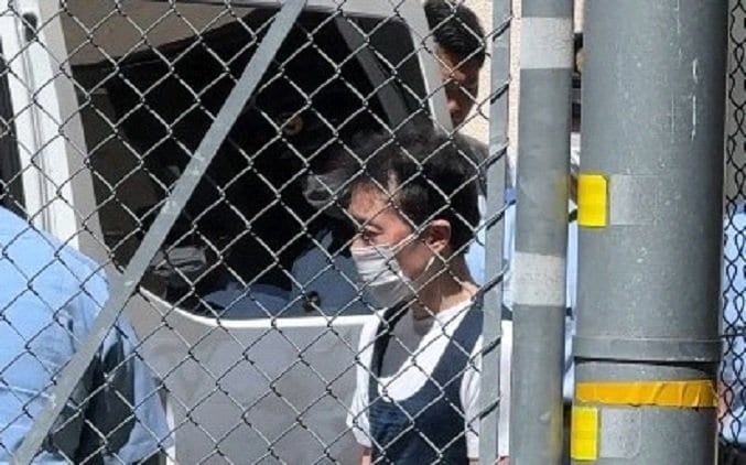 移送される塩原容疑者（撮影/集英社オンライン）
