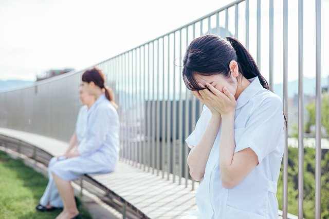 介護職のブラックな実態「夜勤明けにそのまま日勤」「盆正月も休みなし」慢性的な人手不足で過重労働が常態化、自ら命を絶つ職員も…それでも「会社は人を入れてくれない」_4