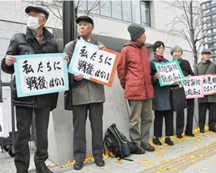 空襲被害者らの救済法制定を国会議員会館前で求める全国空襲被害者連絡協議会のメンバーら（写真／同協議会のHPより）