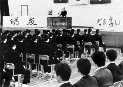 事件から１年が経った頃、山形県新庄市の中学校で開かれた追悼集会（写真／共同通信社）