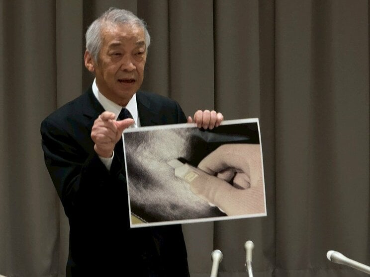 凶器の説明をする校長（撮影／集英社オンライン）