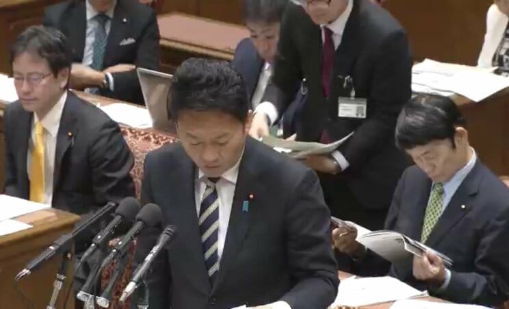 「どこいこうかな～」内閣委員会会議中に元大臣＆副大臣が「旅行パンフ」「マンガ」を熟読。ゆるみきった岸田自民のセンセイたちの評判「地元では“やる気”は見せようとしているけど…」_7