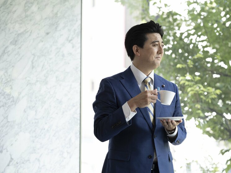 コーヒーを飲む安倍さんを表現したビスケッティ佐竹さん 