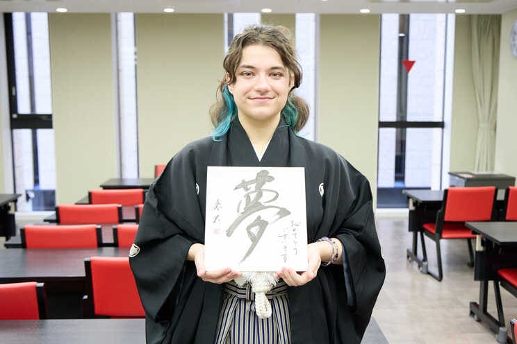 紋付袴を身にまとうフランス人留学生