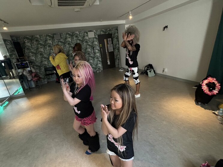 パラパラを練習するメンバー（写真／集英社オンライン）