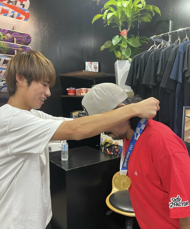 東京五輪のメダルを堀米選手からかけてもらう立本さん