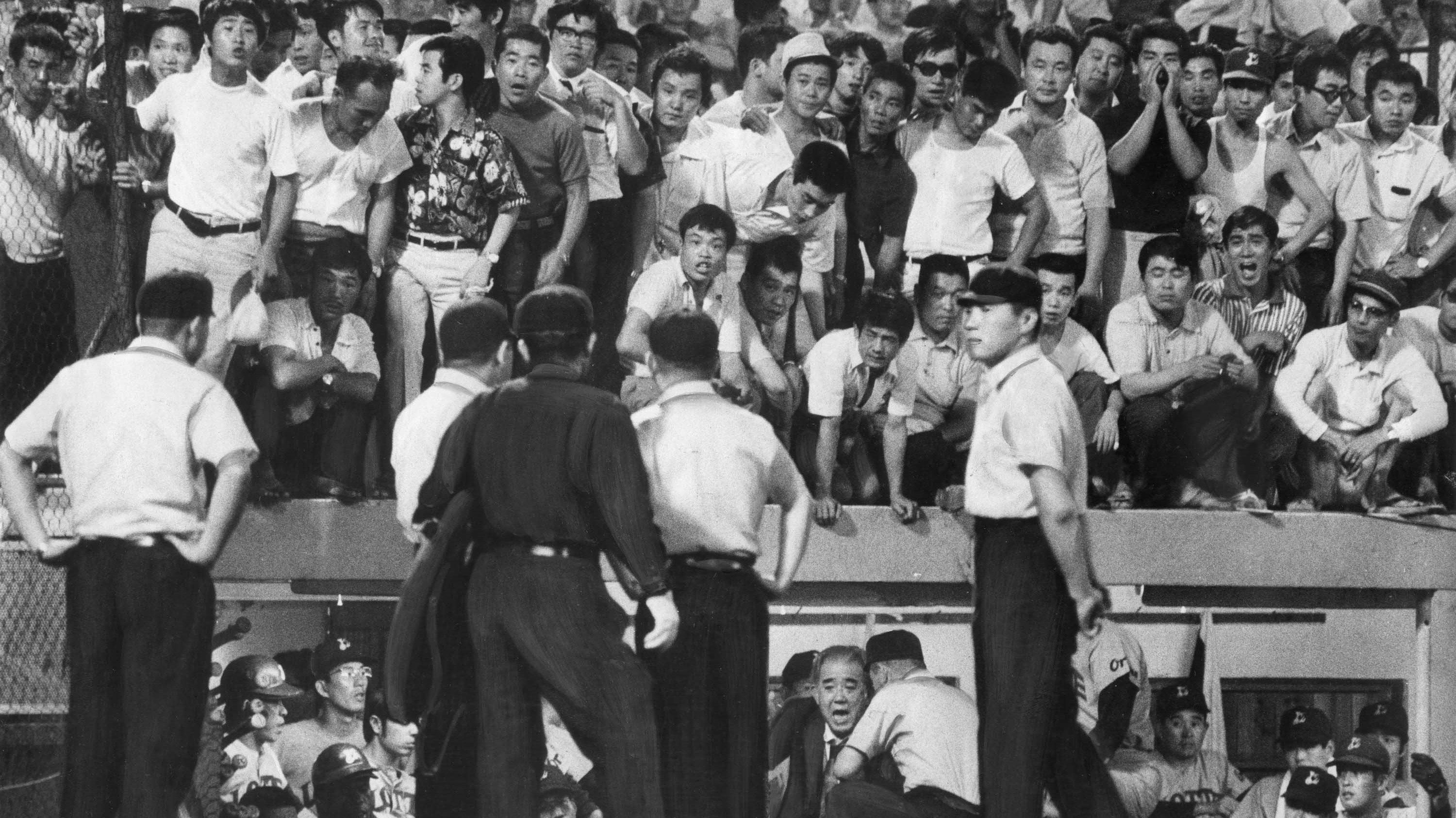 プロ野球史に残る没収試合＞暴力団関係者が西宮球場の窓ガラスをたたき 