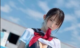 「夏は終わったが…恋が始まりそう」えなこ、“セーラー服×スク水”でプールに降臨…コミケ完売、雑誌表紙を席巻した夏の終わり