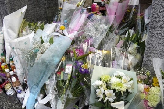 彩咲陽さんの遺体が見つかった白井容疑者の自宅前に手向けられた花（撮影／集英社オンライン）