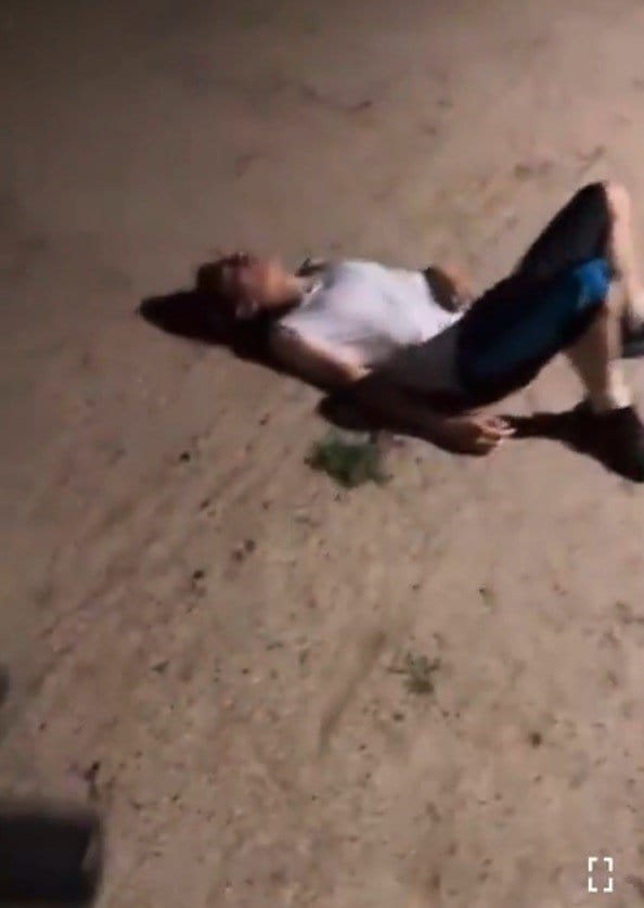 tiktokライブは人が倒れている姿を映すとBANされる可能性があるので、ゴール後は倒れこまず近くのベンチに座っているが、42号マラソンの際は31キロ地点で思わず倒れ込んでしまった