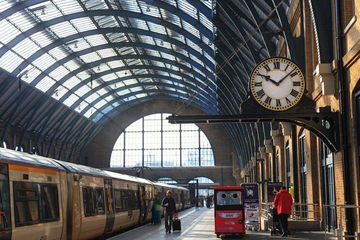 人々が行き交う駅はドラマチックな舞台のひとつ（写真はロンドンのキングス・クロス駅）