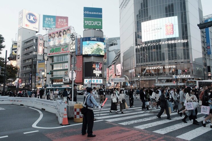 〈2023ハロウィーン〉渋谷の街から仮装・バカ騒ぎする若者が消えた！「（コスプレ）ダメだよダメ、ダメ～」警察官に注意された黒ひげ危機一髪男は段ボールを自ら破壊。ハチ公出口も喫煙所も閉鎖…渋谷区が本気だしてきた！_17