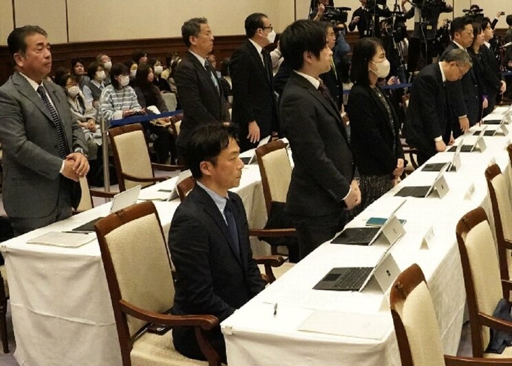 ３月５日、兵庫県議会本会議で百条委報告の了承の可否が採択された際、着席して反対する増山誠県議（手前中央）後列の空席は退席した岸口実県議の椅子　撮影／集英社オンライン