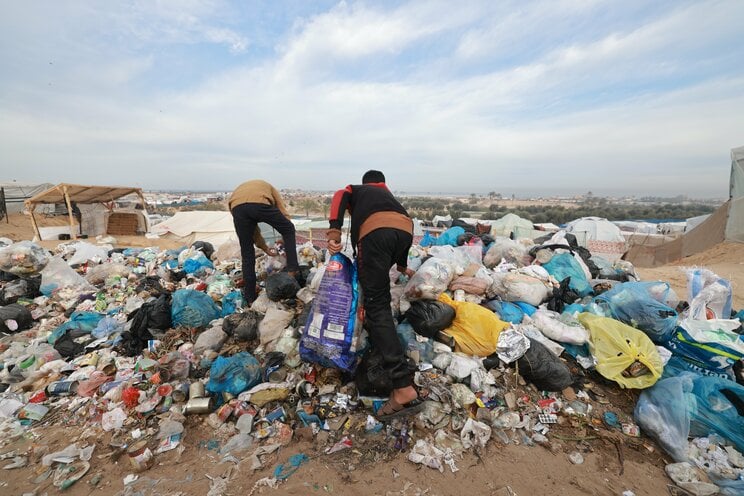 1月 21 日、 ガザ地区南部、ラファでは飲料・調理用水、洗濯用水など清潔な確保するのに苦労している。過密な状態、清潔な水や衛生設備の不足、冬の寒さで、この地域の人びとの生活環境は絶望的である。©Mohammed Abed/国境なき医師団